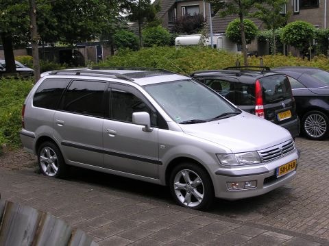 Mitsubishi Space Wagon 2.4 GLXi (2003)