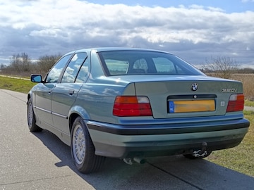 BMW 320i (1993)