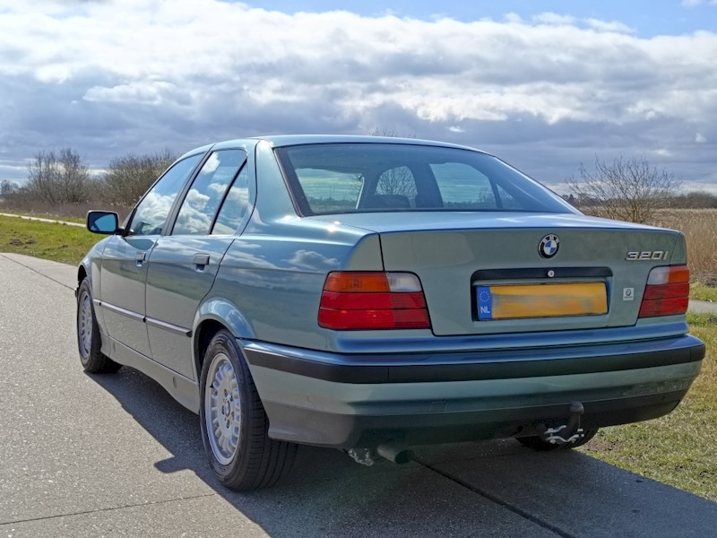 BMW 320i (1993)