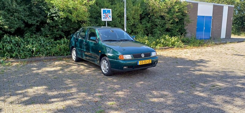 Volkswagen Polo Sedan 1.6 75pk (1999)