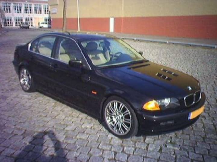 BMW 320i Executive (1999)