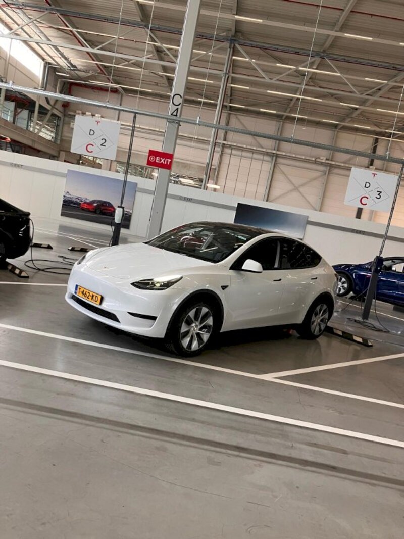 Tesla Model Y (2023)