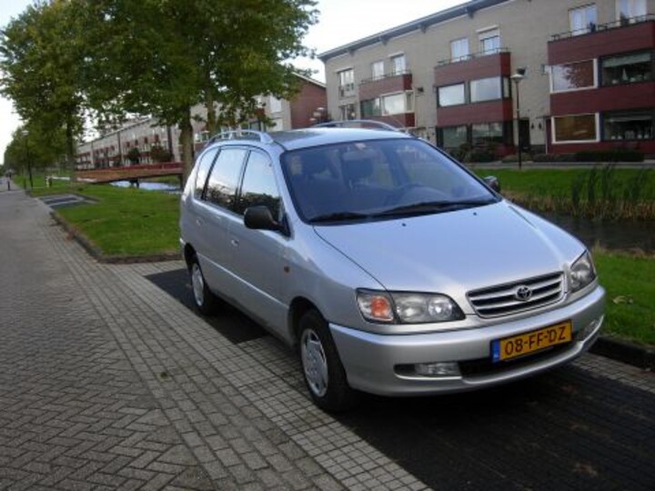 Toyota Picnic 2.0 Executive