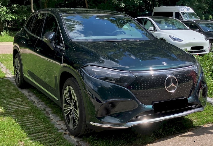 Mercedes-Benz EQS SUV 450 4MATIC Luxury Line (2023) Review