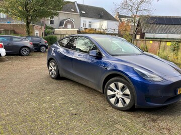 Tesla Model Y (2023)
