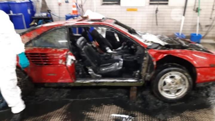 Ferrari Mondial uit het IJ
