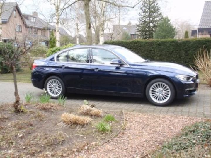 BMW 320i High Executive (2012)