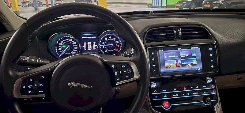 Jaguar XE 20t Prestige (2015)
