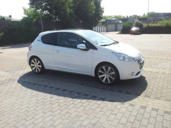 Peugeot 208 Allure 1.2 PureTech 82 (2013)