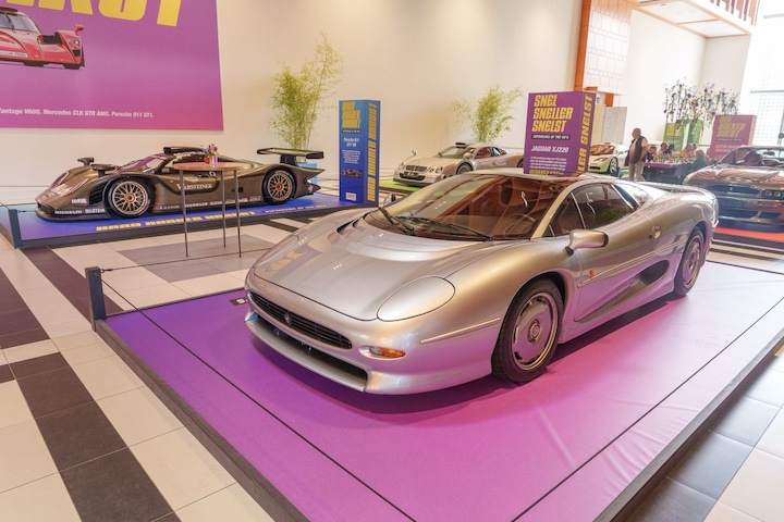 Jaguar XJ 220