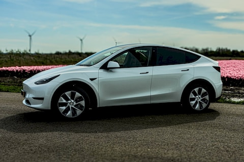 Tesla Model Y (2024)