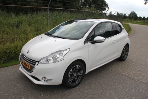 Peugeot 208 Allure 1.2 VTi (2012)