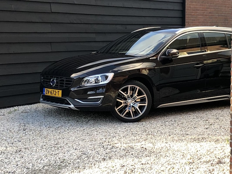Volvo V60 D6 AWD Plugin-Hybrid Summum (2015)