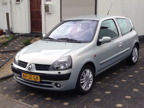 Renault Clio 1.6 16V Initiale (2002)