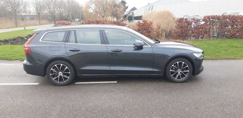 Volvo V60 D4 Momentum (2019)