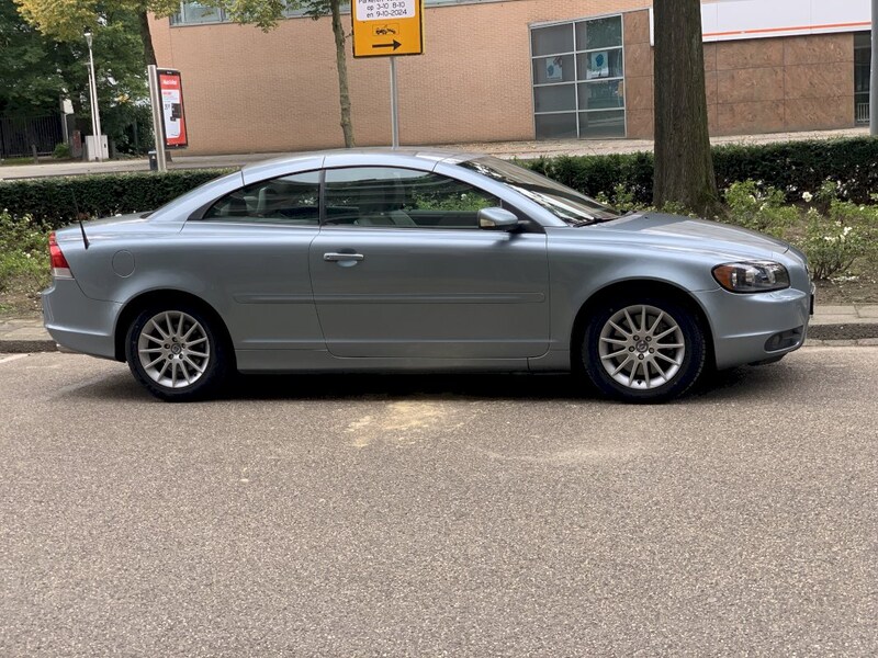 Volvo C70 D5 Momentum (2007)