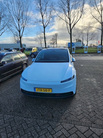 Tesla Model Y Standard RWD (2025)