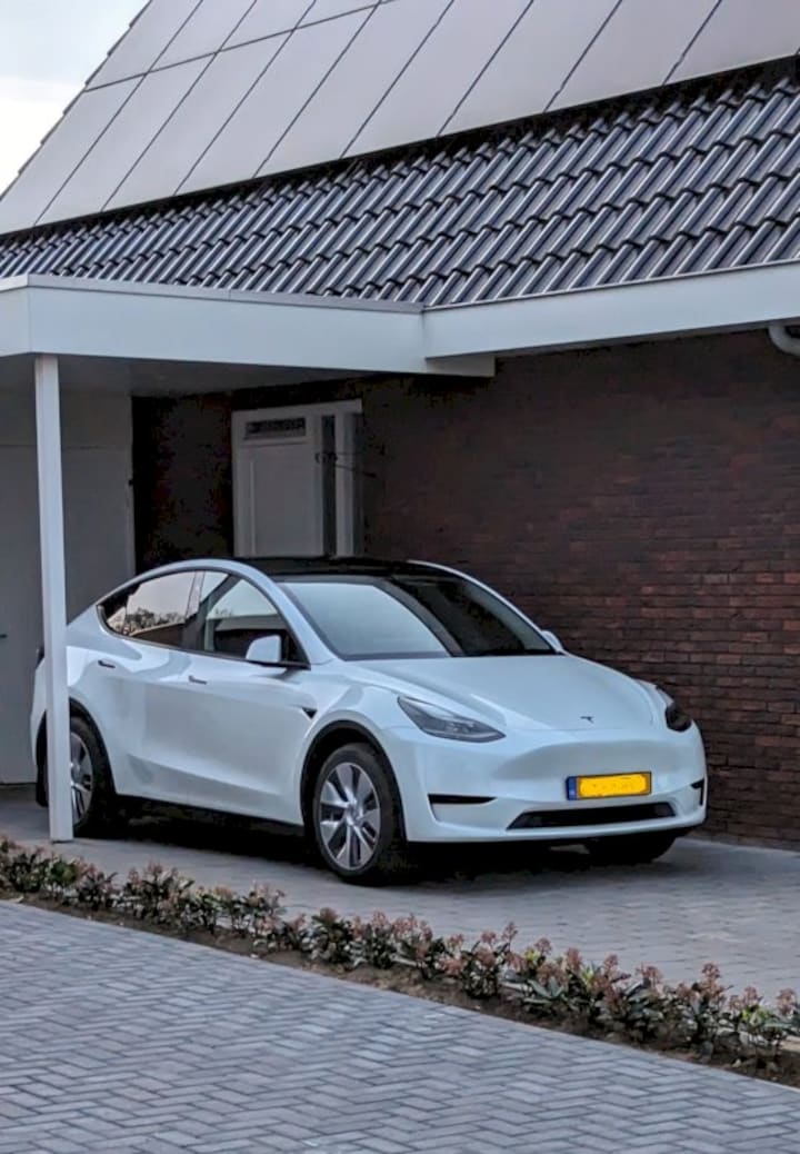 Tesla Model Y (2024)