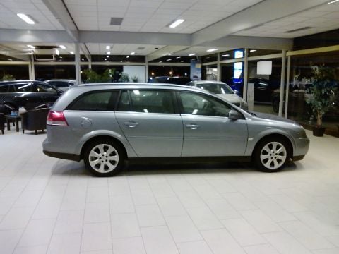 Opel Vectra Stationwagon 2.2 DTi-16V Cosmo (2004)
