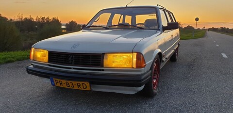 Peugeot 305