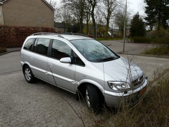 Opel Zafira 2.2i-16V Elegance