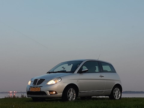 Lancia Ypsilon 1.4 8v Oro