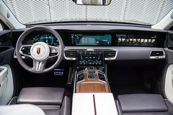 Hongqi E-HS9