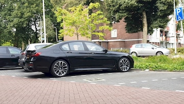 BMW 745e (2021)