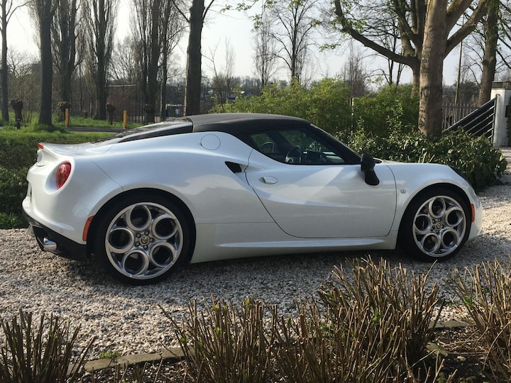Alfa Romeo 4C 1.750 Tbi (2015)