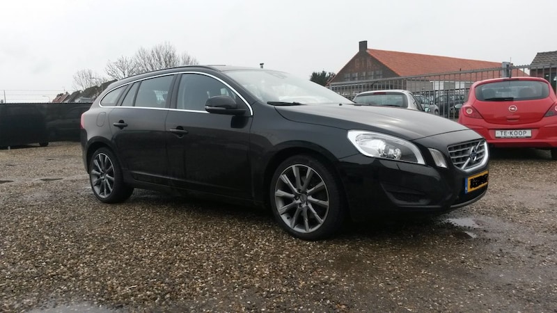 Volvo V60 T5 Momentum (2011)